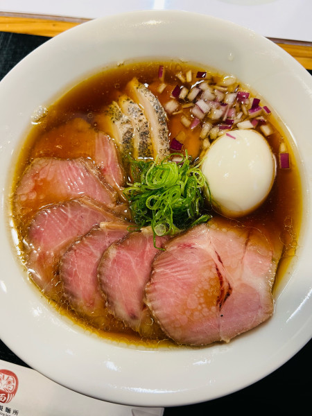 「地鶏醤油焼豚だしそば　1600円　和え玉」@だるま製麺所の写真