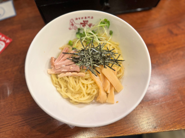 「油そば(並盛) 800円＊移転オープンキャンペーン500円」@油そば専門店 ずずずの写真