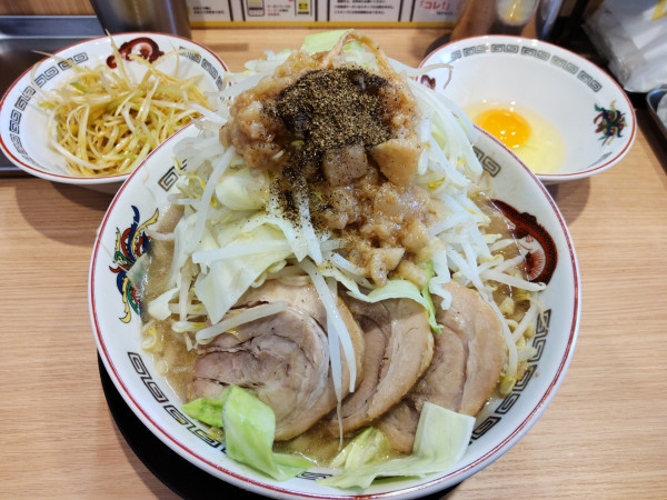 「小ラーメン＋ネギ(別皿)、生玉子」@ラーメン豚山 与野本町店の写真