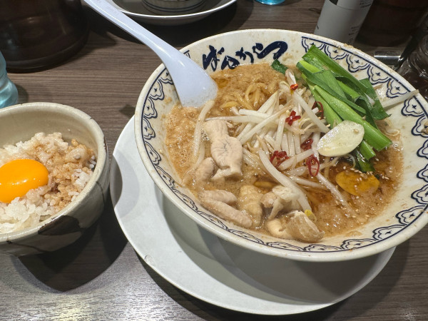 「もつばんから+黒脂卵ご飯」@東京豚骨拉麺 ばんから 秋葉原店の写真