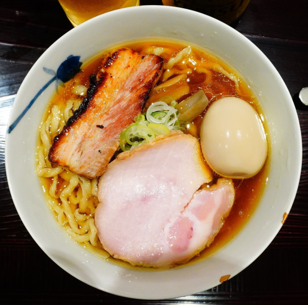 「醤油（中太手もみ麺）＋味玉＋エビスビール（中瓶）」@麺 みつヰの写真