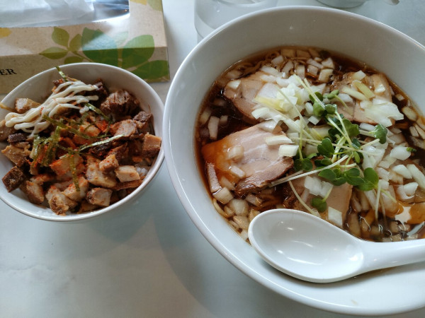 「爺ラーメン中盛＋チャーシュー丼セット」@ラーメン爺の写真