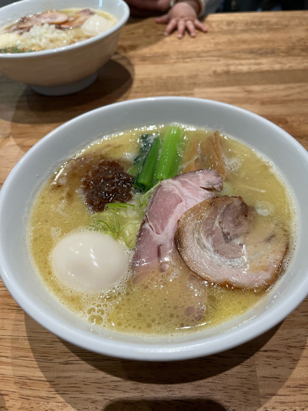 「いづるラーメン〜とろり〜塩 味玉トッピング」@ラーメンいづるの写真
