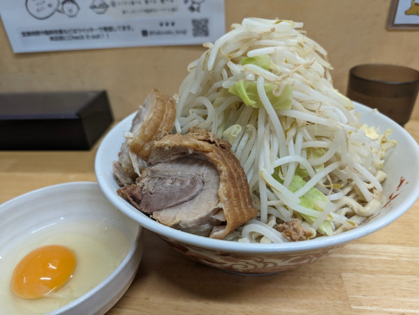 「小ブタ2枚　トッピング生玉子」@ラーメン 登良治郎の写真