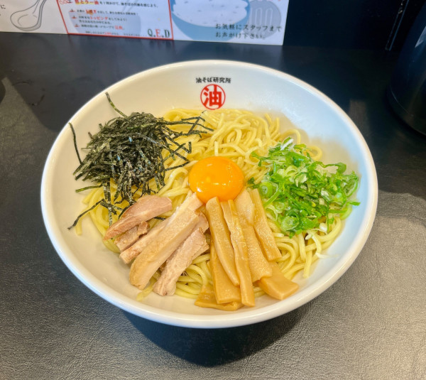 「油そば特盛（麺2玉）¥780+定番トッピング（卵黄・海苔）」@油そば研究所 ABULab 大和プロス店の写真