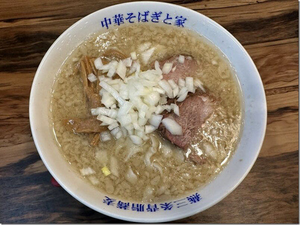 背脂煮干しそば(麺普通・背脂多め・玉ねぎ多め:950円)