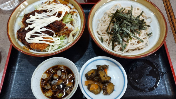 「ざる蕎麦とソースカツ丼セット 1050円」@蕎麦処 とさきやの写真