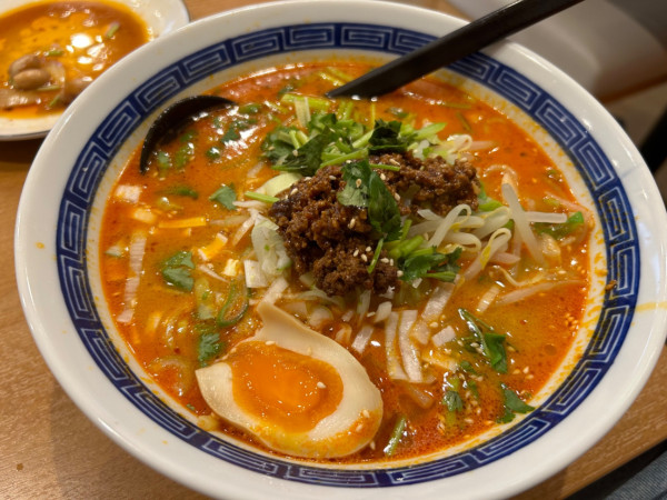 「麻辣湯麺(山椒とラー油入りそば)850円+他いろいろ」@本場四川 味王ラーメンの写真