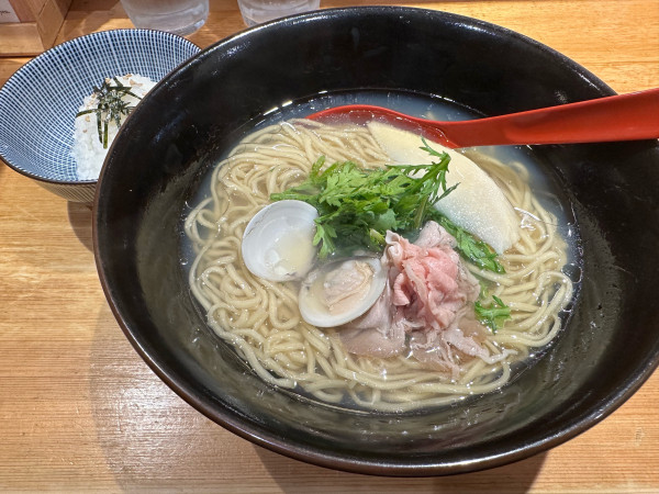 「ハマグリと焼きあごの塩らー麺お茶漬けセット」@焼きあご塩らー麺 たかはし 上野店の写真