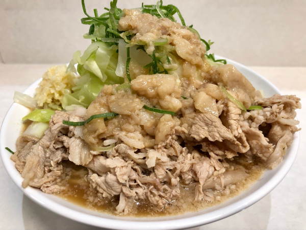 「醤油ラーメン大盛り1000円　ヤサイマシ100円」@ファットン 金沢八景店の写真