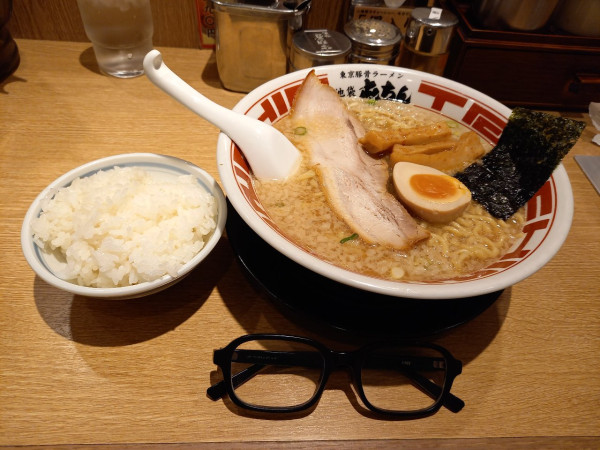 「東京豚骨ラーメン(かため・多め・大盛無料)ライス無料」@屯ちん 川崎店の写真