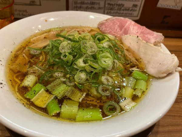 「黒胡椒とたっぷりネギの中華そば」@麺童 豊香の写真