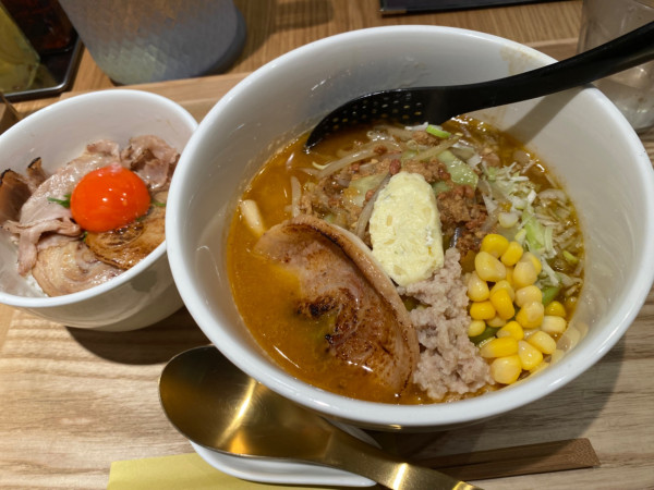 「長期熟成味噌らーめん＋2種の炙りチャーシュー丼」@MENDOKORO TOMO Premiumの写真