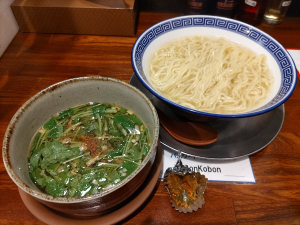「季節限定メニューの黒酢仕立ての釜揚げつけ麺（並）・縮れ麺+からし」@東京らあめんタワー 芝大門本店の写真