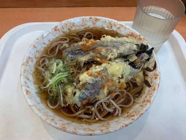 「なす天そば 540円」@だるまそば 西新宿支店の写真