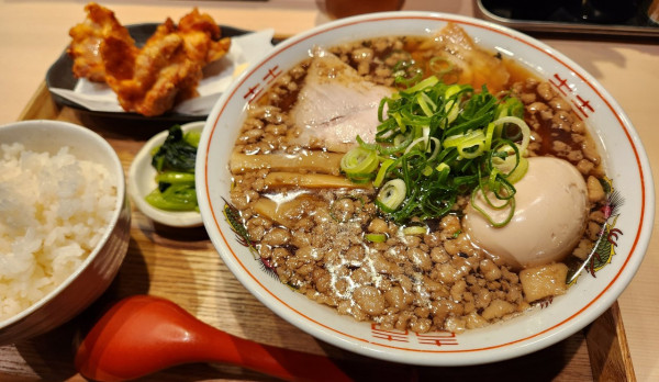 「尾道ラーメン唐揚げセット」@尾道ラーメン 八じゅう 蒲田本店の写真