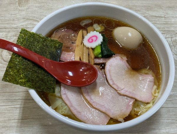 「焼豚ワンタン麺味玉入」@とら食堂 松戸分店の写真