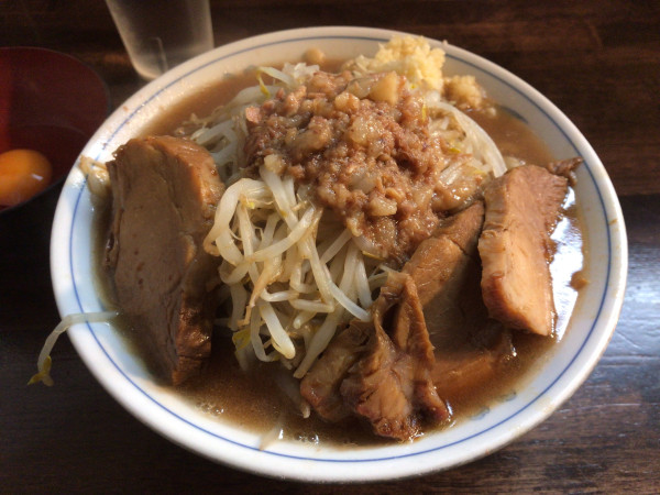 「らーめん(全部)+生卵 980円」@らーめん梵's 埼大前本店の写真