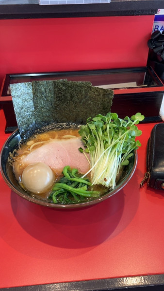 「ラーメン並　かいわれ」@横浜家系ラーメン 駒岡家の写真