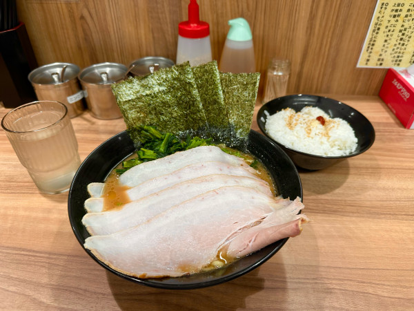 「チャーシューメン中盛り+ほうれん草」@横浜ラーメン 響家の写真