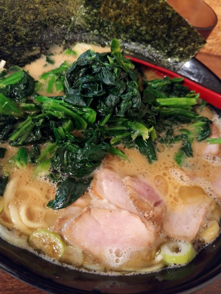 「醤油チャーシュー・ほうれん草増し」@豚骨醤油 鈴之木の写真