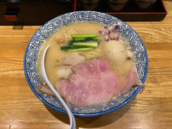 「味玉 濃厚 鶏白湯そば」@鶏節麺 かびらの写真