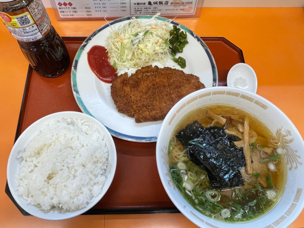 「とんかつラーメンセット　￥１１００」@亀城飯店の写真