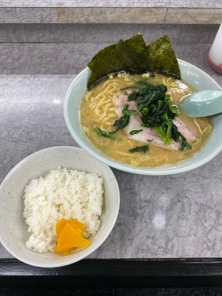 「中盛りラーメン(900円)小ライス(100円)」@千家 鶴見店の写真
