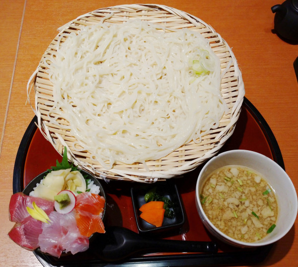 「ざるうどん自家製背脂つけタレと丼セット（1,300円）」@銀座方舟 川崎ラチッタデッラ店の写真