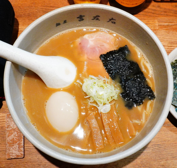 「味玉らーめん＋のり＋エビスビール（小瓶）」@麺屋吉左右の写真