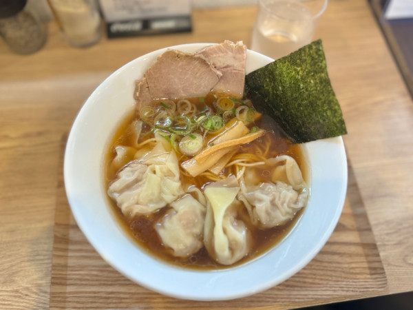 「わんたん4個入り醤油らぁ麺 1050円」@麺と飯 一真の写真