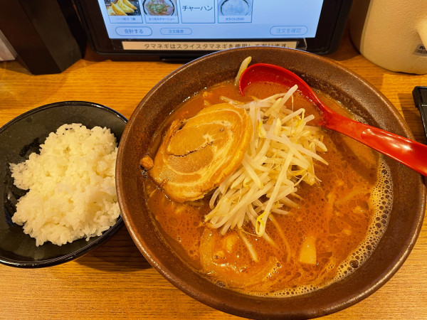 「赤味噌ラーメン(半麺)¥1,100」@札幌味噌ラーメンアウラ 川崎銀柳街店の写真