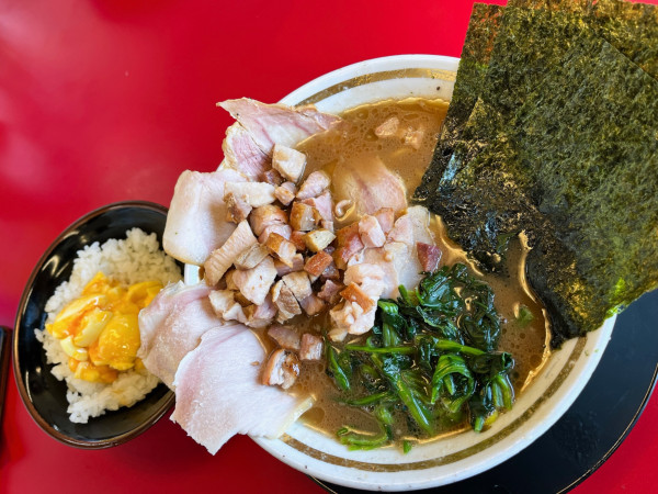 「チャーシュー麺（3枚）＋半たまごまぶし」@王道家直伝 との丸家 八潮店の写真