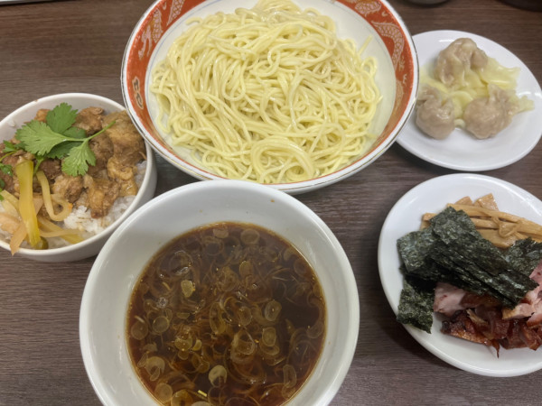 「キリンラガー中瓶〜チャーシューワンタンつけそば大盛&Bセット」@支那ソバ かづ屋の写真