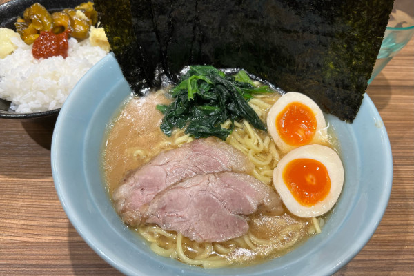 「ラーメン 並+のり+味玉」@横浜らーめん渡来武 総本店の写真