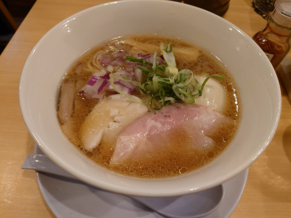 「牛骨貝醤油ラーメン」@Ramen ThreEの写真