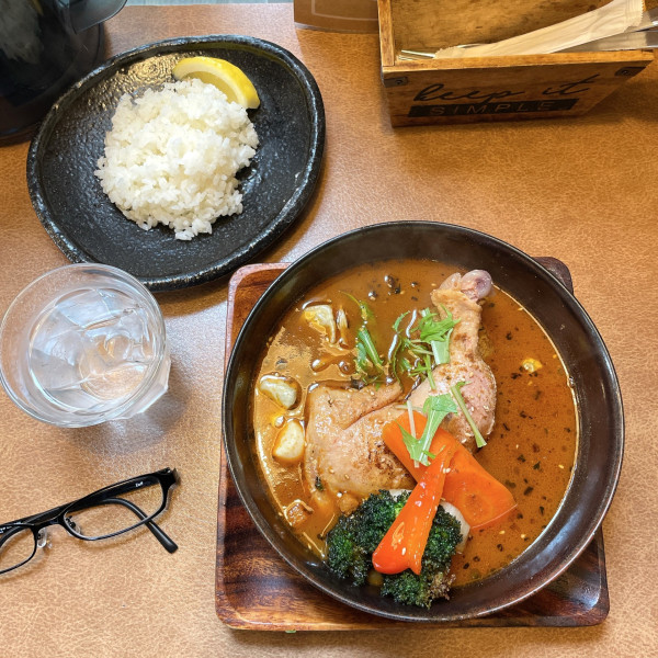 「やわらかチキンレッグとやさい」@スープカレーGARAKU 八王子店の写真