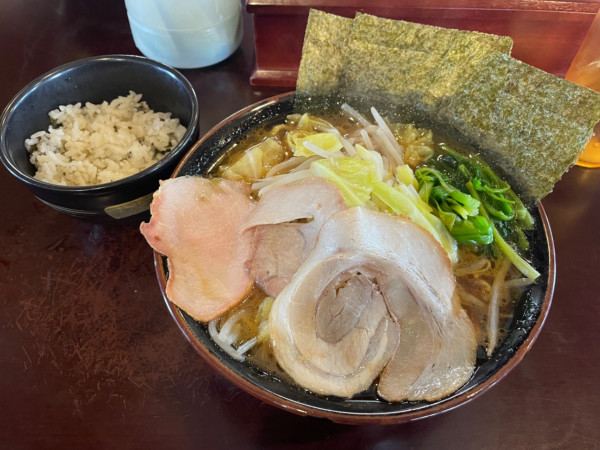 「家系豚骨醤油ラーメン（中盛）・わかめご飯」@横浜家系ラーメン 無さぼり家の写真