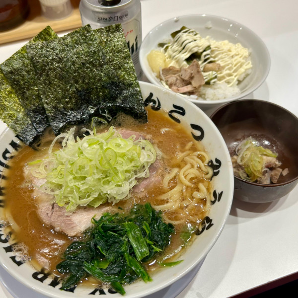 「ぶたそば＋アサヒスーパードライ（缶）」@とんこつみうらの写真