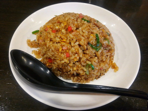 「半チャーハン（黒）」@半チャンラーメン たまぞう 下柚木店の写真