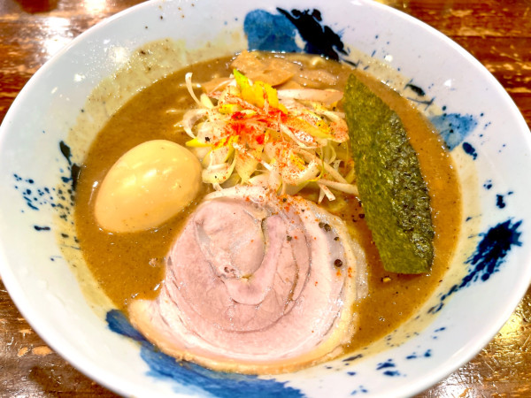 「ガメラ（880円）、味玉（CP）」@東京背脂 銀の豚の写真