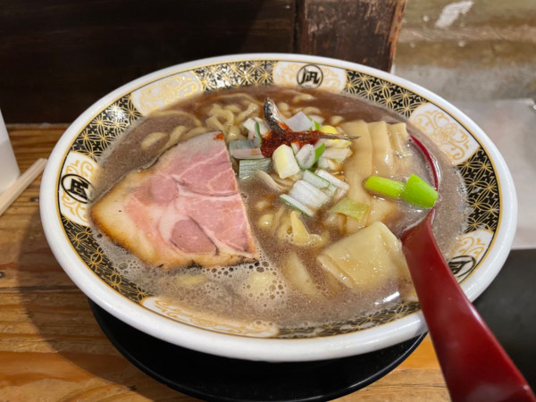 「すごい煮干しラーメン」@すごい煮干ラーメン凪 新宿ゴールデン街店 本館の写真