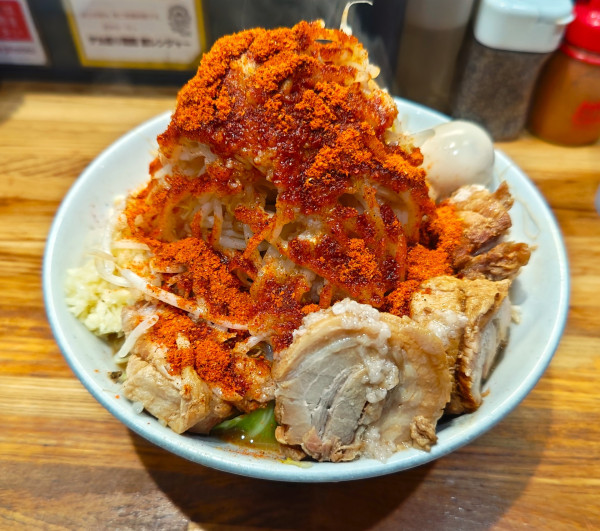 「ラーメン並・特製（豚2枚味玉）」@デカ盛り戦隊 豚レンジャーの写真