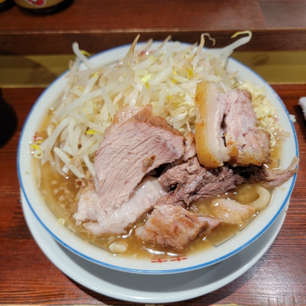 「醤油大麺 麺少なめ ニンニク」@大井町立食い中華蕎麦 いりこ屋の写真