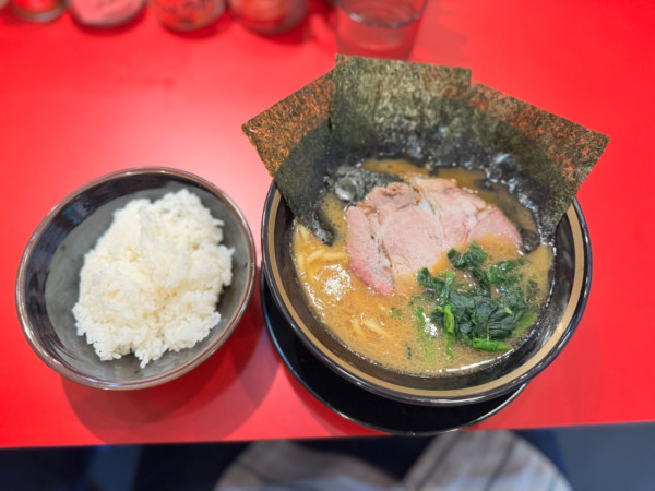 「ラーメン850円＋無料ライス」@王道家直伝 家系ラーメン 本ごう家王道乃印の写真
