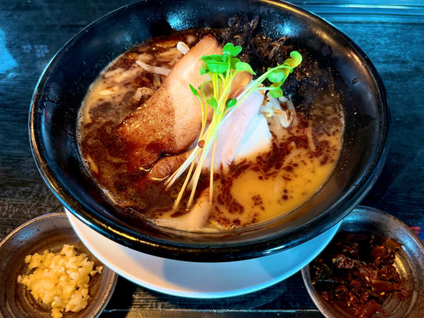 「鶏豚骨　黒（880円）」@麺双 架論の写真