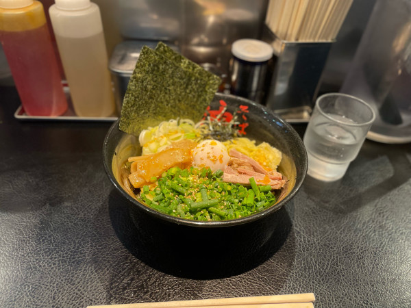 「油そば大盛り+スペシャルトッピングA+つぶし生にんにく」@東京油組総本店 大宮組の写真