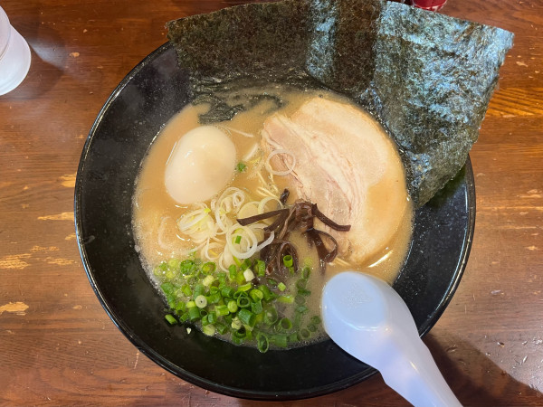 「茨城県豚骨 まる 味玉＋替玉」@博多ラーメン とんこつ家の写真