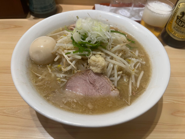 「サッポロ赤星中瓶〜味噌らーめん大盛煮玉子もやし」@三ん寅の写真