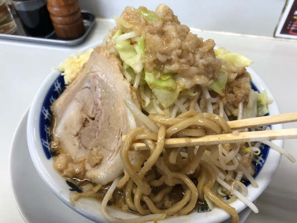 「煮干しラーメン 野菜増し,ニンニク,脂,味濃い目(890円)」@ラーメン大 我孫子店の写真